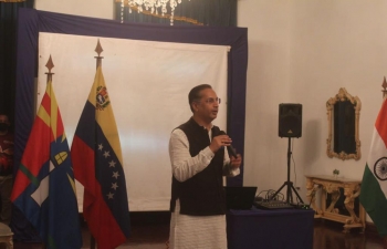 As part of AKAM, Embassy organized screening of a famous bollywood movie on non-commercial basis at Puerto Cabello. This was attended by many film enthusiasts. Amb. Abhishek Singh addressed the gathering